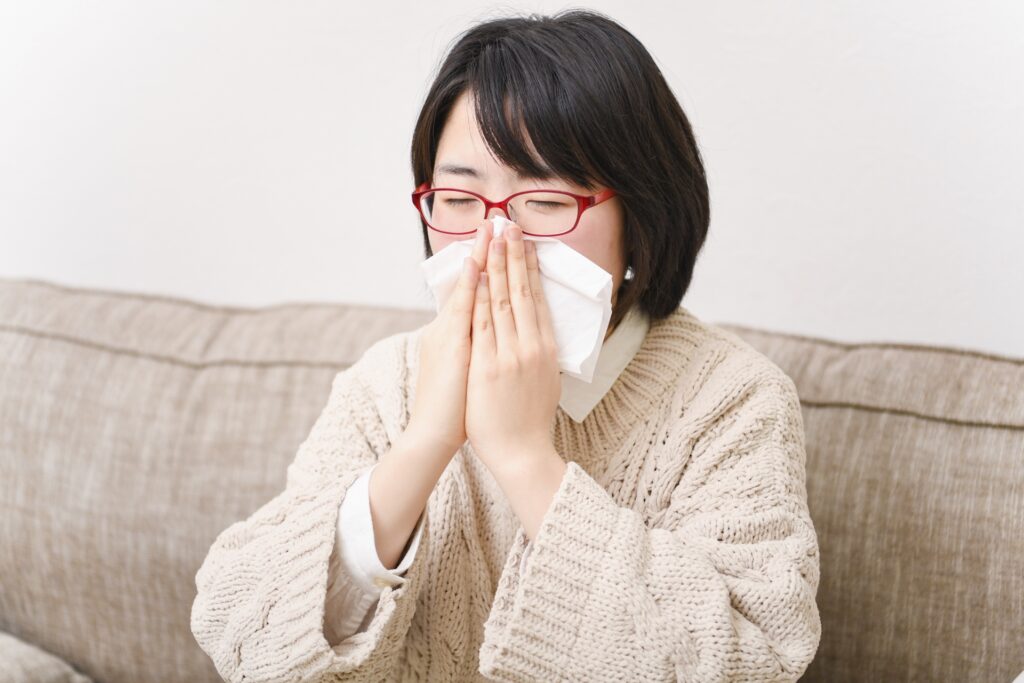 花粉症　アレルギー性鼻炎　鼻水　くしゃみに悩む女性