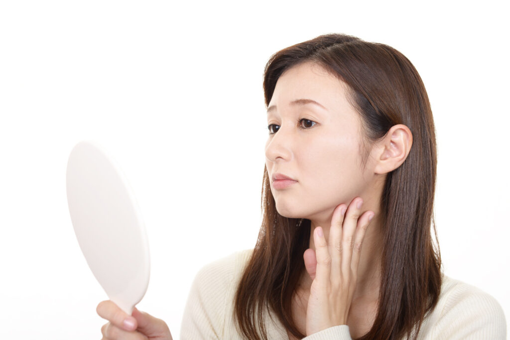 顎関節症　アゴの痛み　口が開かない症状に悩む女性