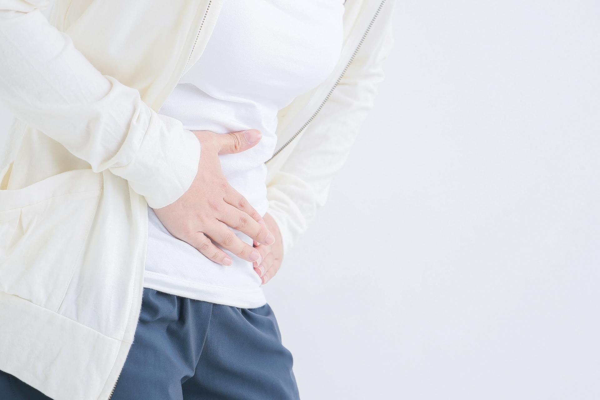 機能性ディスペプシアによる胃腸の不調を訴える女性