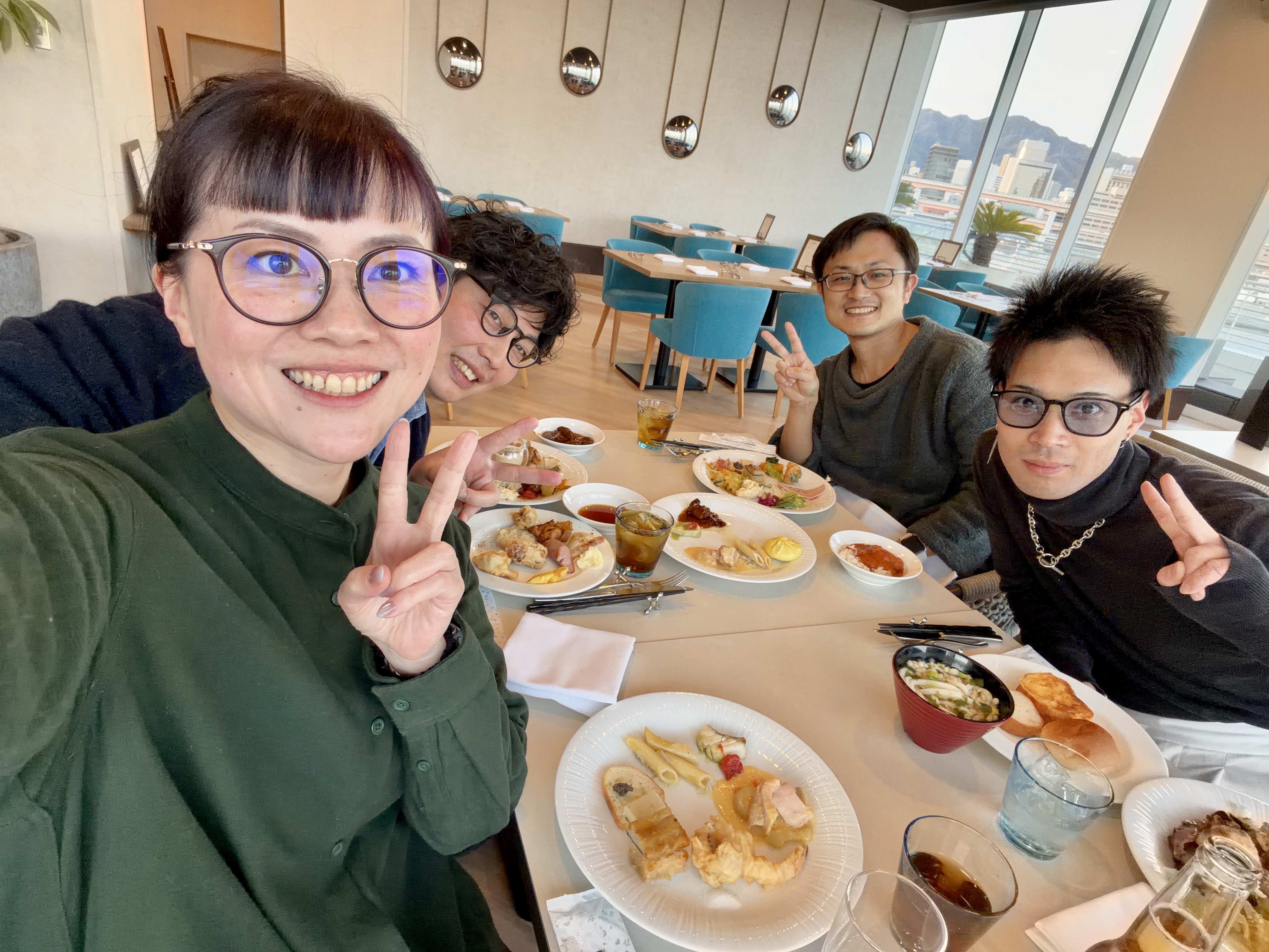 ALL FLAGSでのスタッフ食事風景