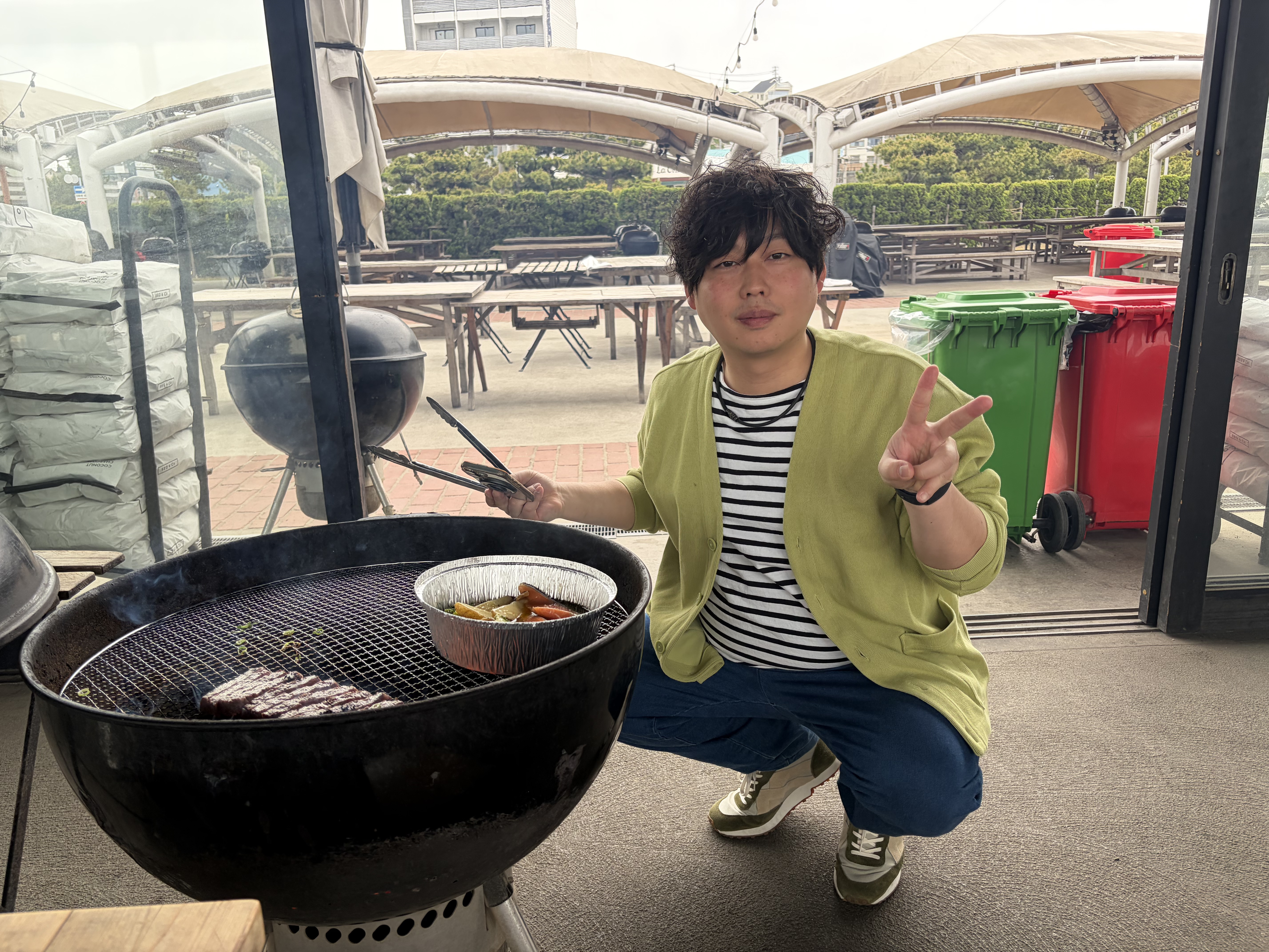 沖田院長　肉を焼く