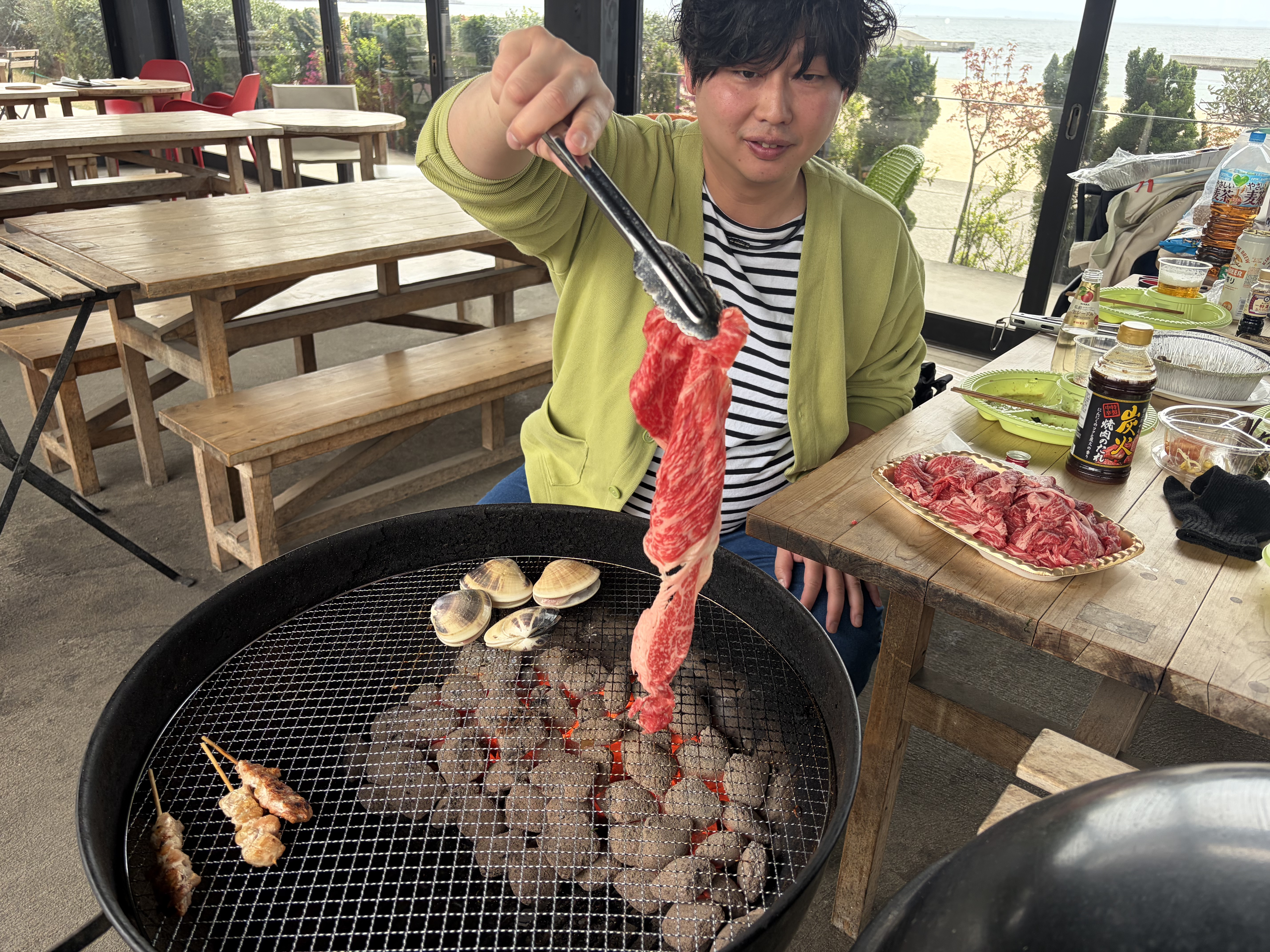 沖田院長　大きな肉を焼く
